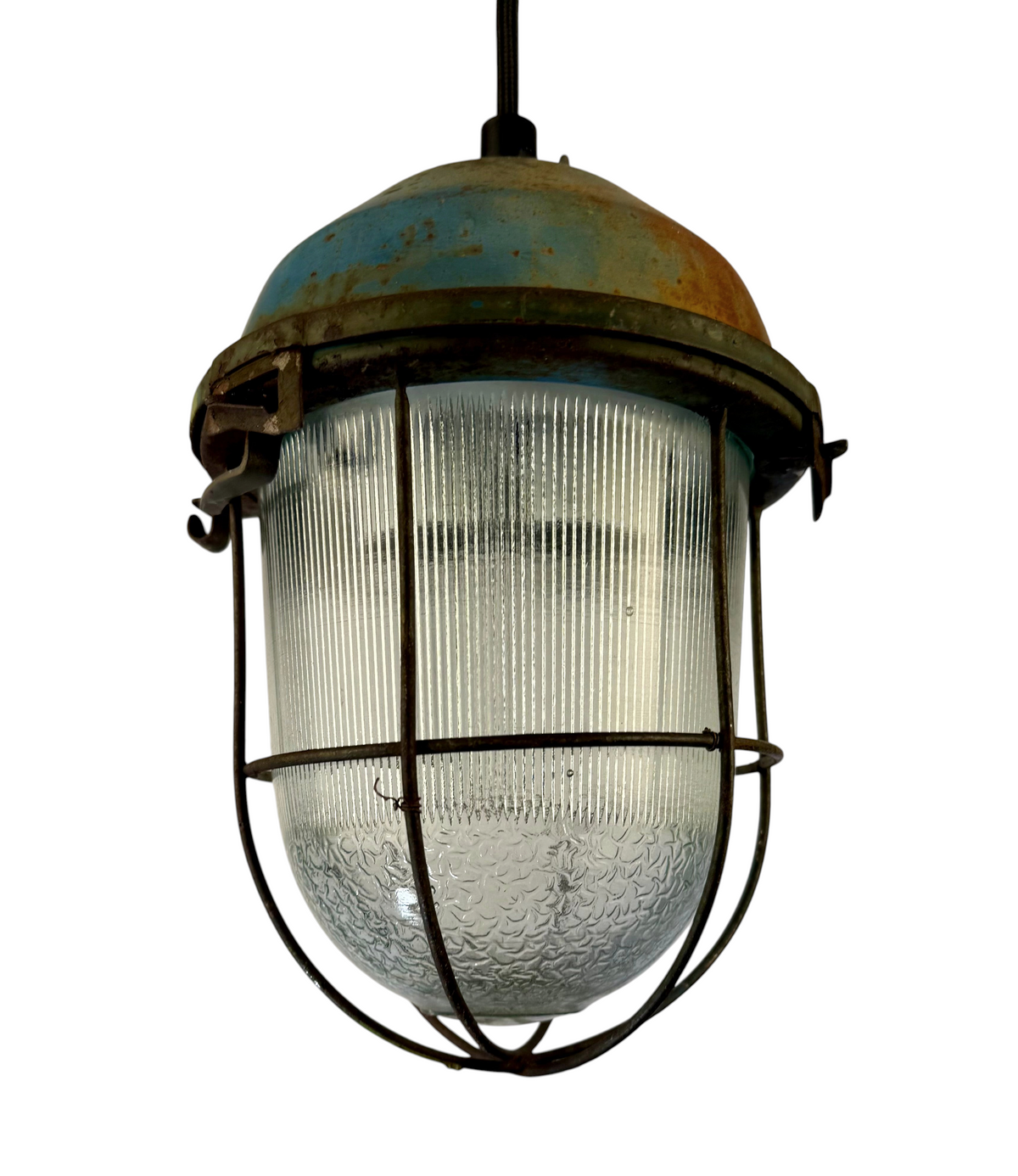 Modighus.se vintage industrilampa i patinerad metall och räfflat glas med skyddande metallgaller