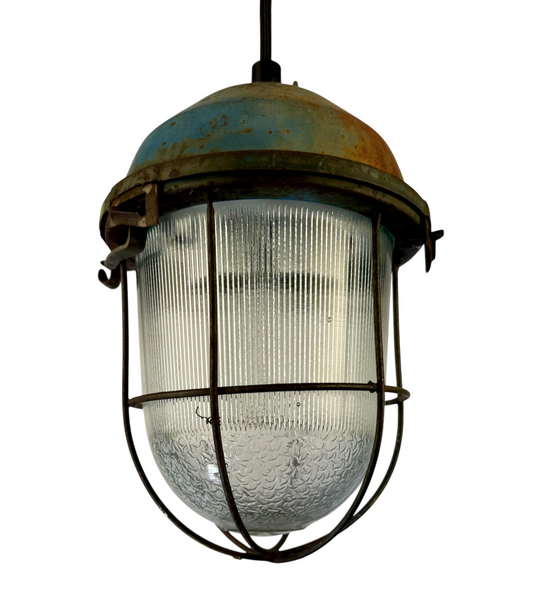Modighus.se vintage industrilampa i patinerad metall och räfflat glas med skyddande metallgaller