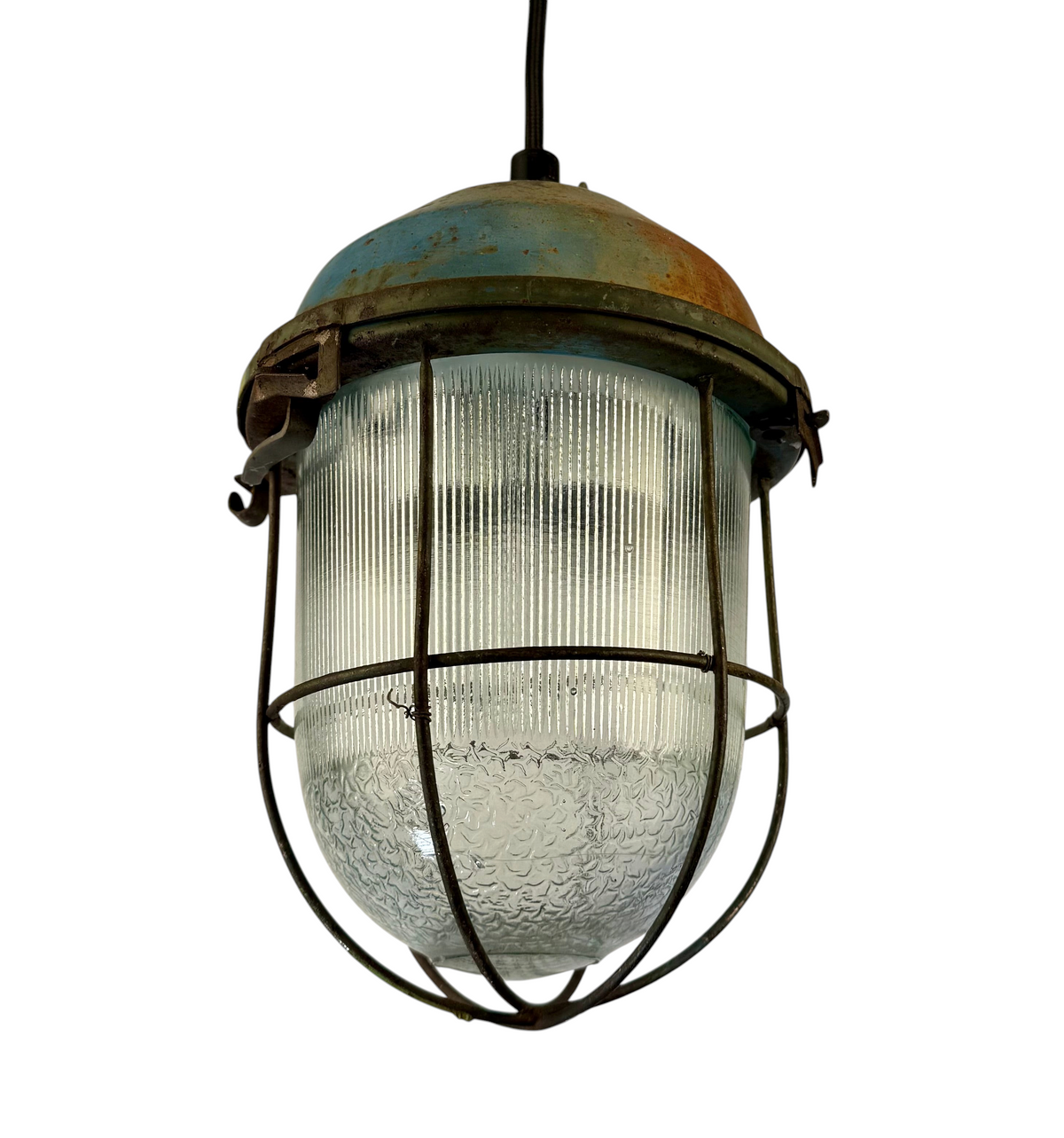 Modighus.se vintage industrilampa i patinerad metall och räfflat glas med skyddande metallgaller och svart textilkabel
