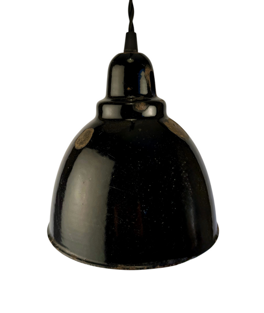 Modighus.se svart emaljerad industrilampa från 1940-talet med synlig patina, rostfläckar och svart textilkabel.