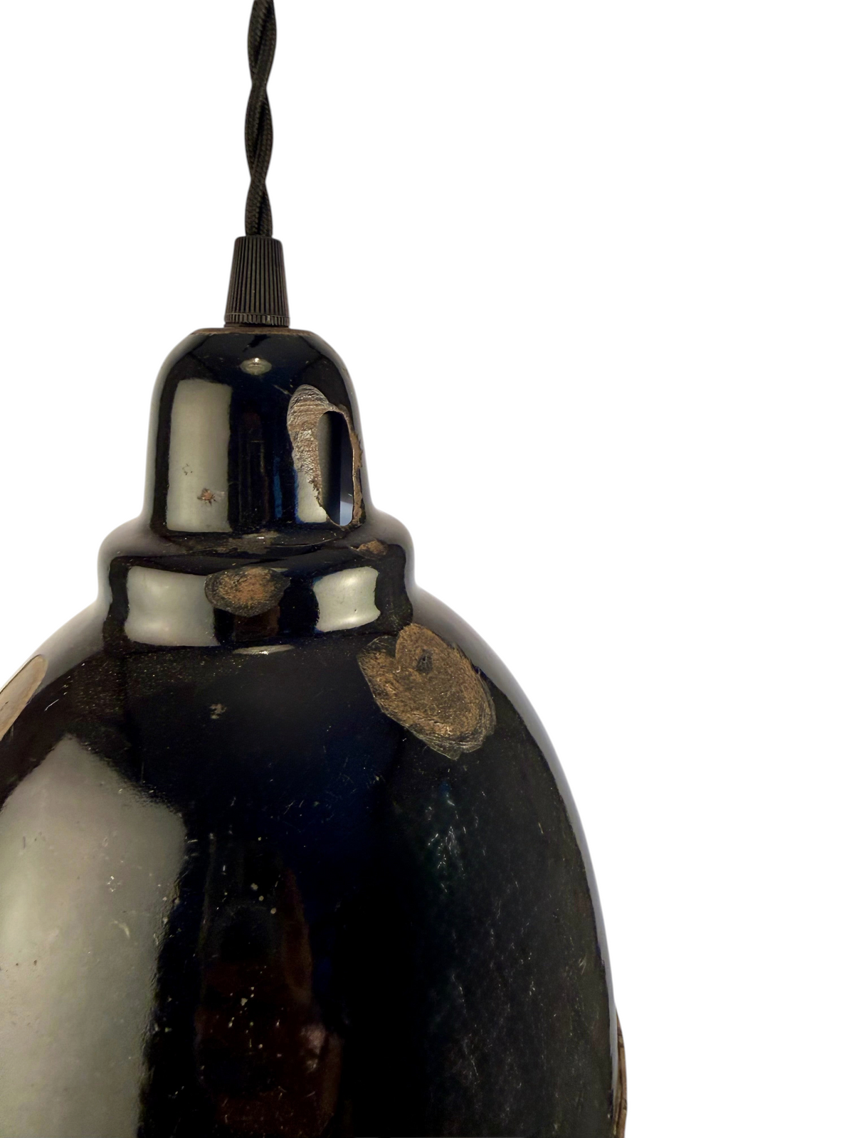 Modighus.se svart emaljerad industrilampa från 1940-talet med patina, rostfläckar och svart tvinnad textilkabel.