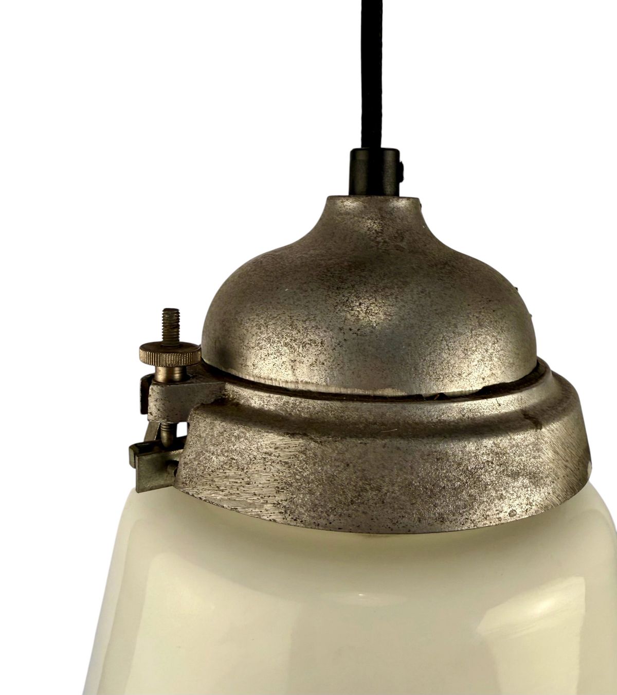 Modighus.se industrilampa från 1940-talet med gråvit glaskupa och detaljer i patinerad metall