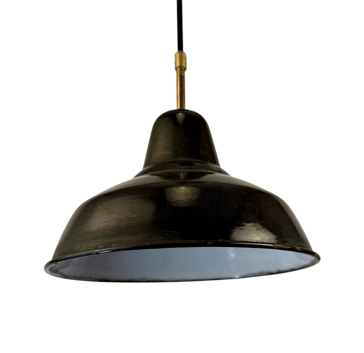 Modighus.se svart emaljerad industrilampa från 1960-talet med mässingsdetaljer och charmig patina.