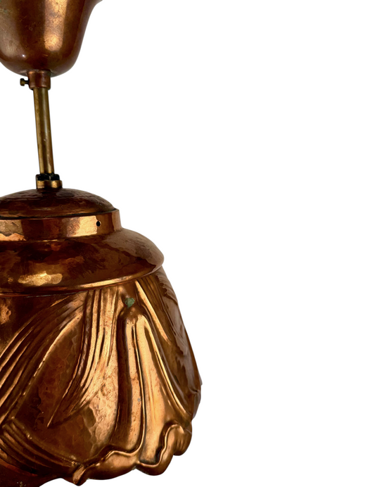 Modighus.se taklampa i koppar formad som en vintage bakform från 1960-talet med dekorativa mönster och patina.