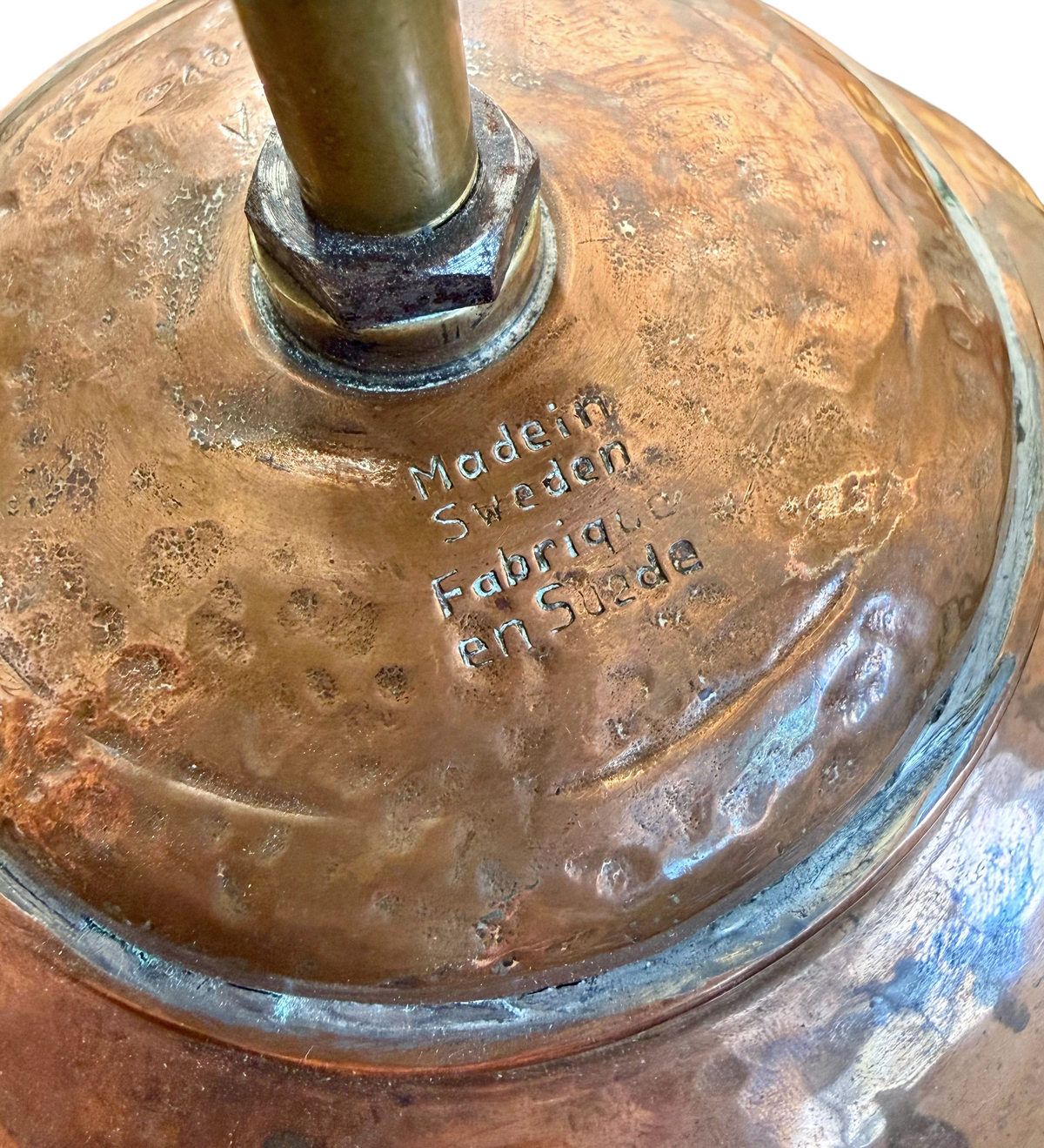 Modighus.se taklampa i koppar med hamrad yta och stämpel Made in Sweden, vintage 1960-tal.