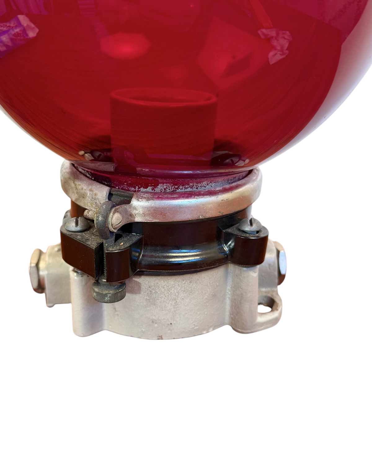 Modighus.se vintage industrilampa från 1940-talet med röd glasglob och detaljerad metallfot