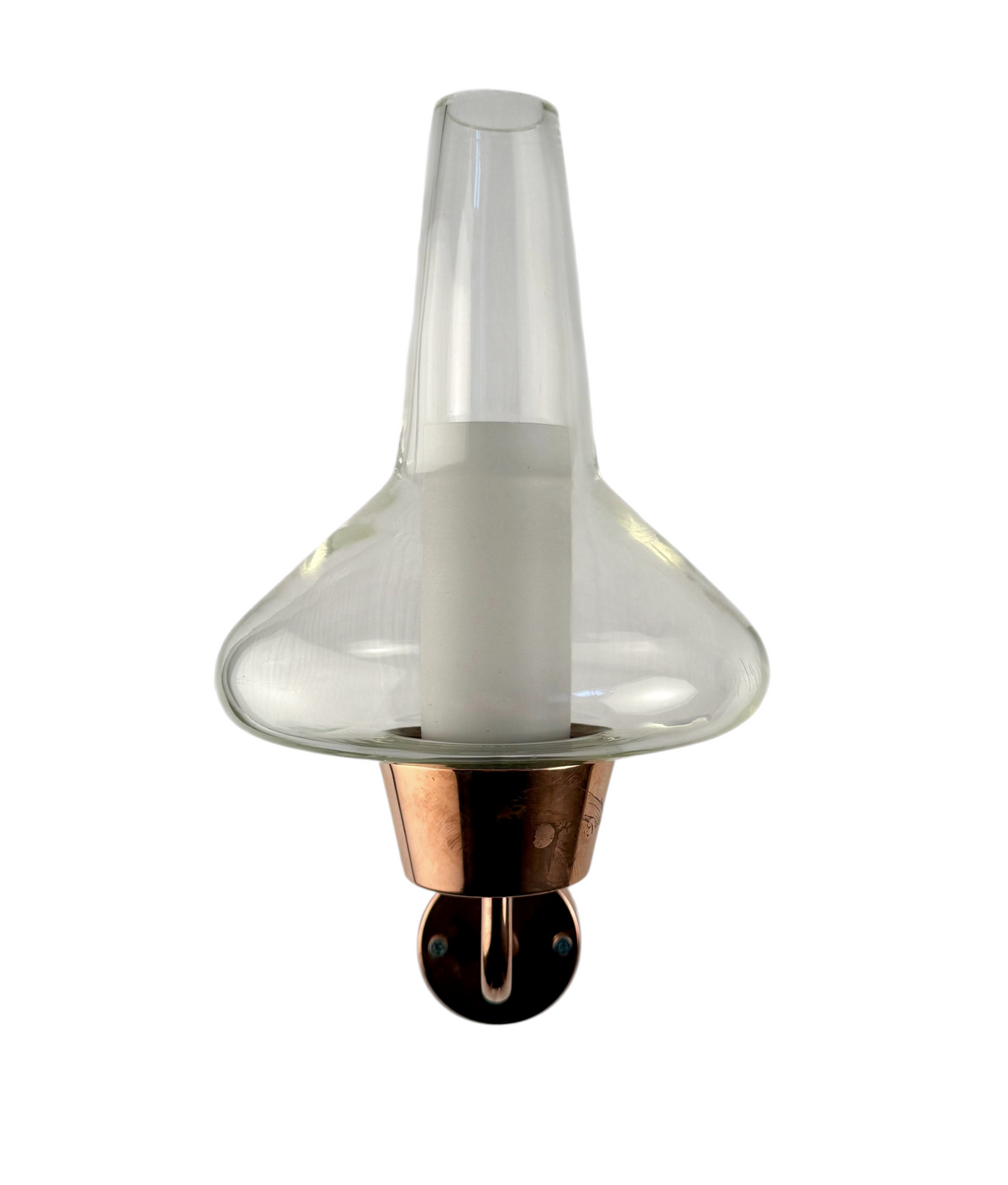 Modighus.se vägglampa från 1960-talet i polerad koppar med kupa i genomskinligt och mattvitt glas.