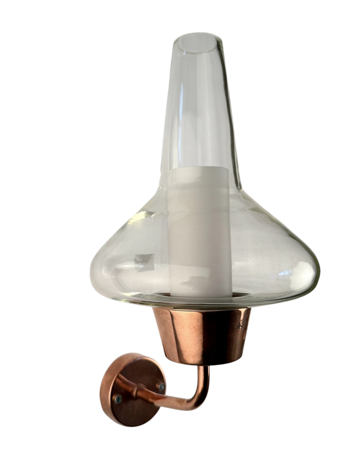 Modighus.se vägglampa från 1960-talet i polerad koppar med kupa i genomskinligt glas och mattvitt innerglas.
