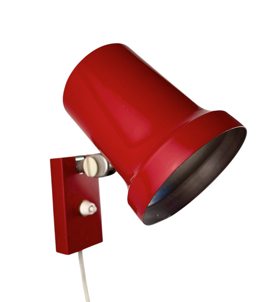 Modighus.se retro vägglampa från Borens i rödlackad metall från 1950-talet med justerbar skärm
