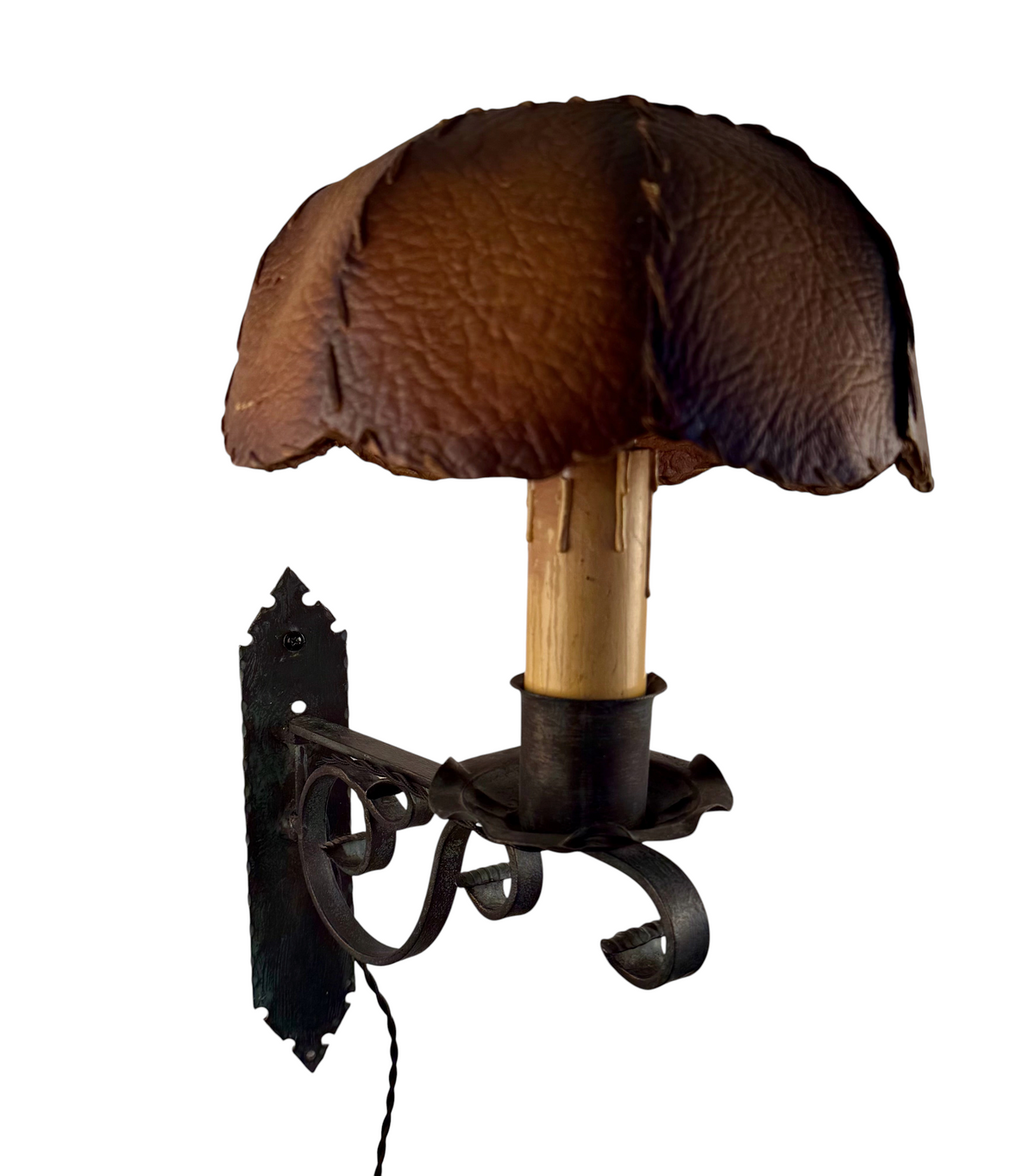 Modighus.se vägglampa i grön och brun smide från 1940-talet med vinklingsbar arm och vintage skärm.