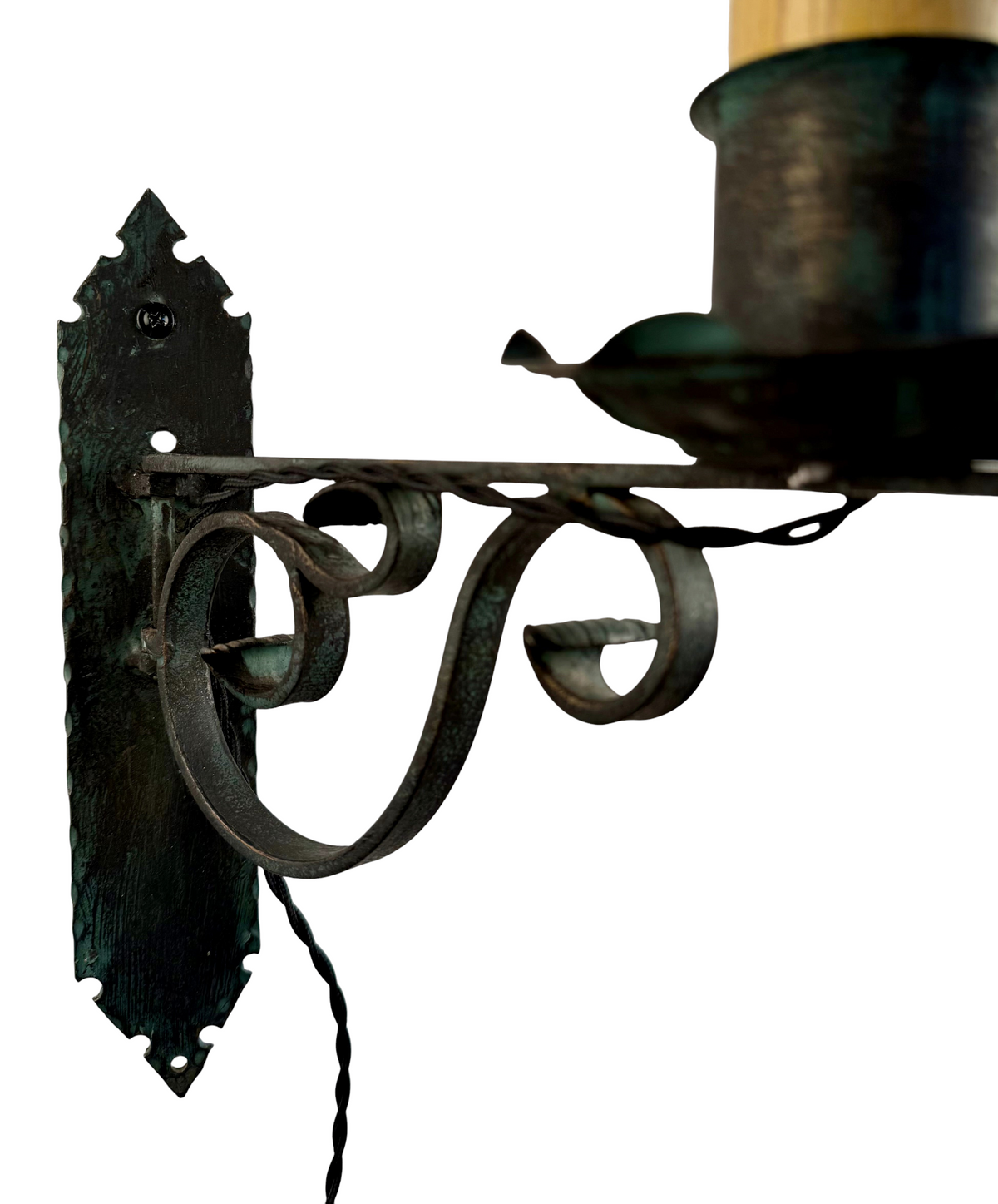 Vägglampa i grön och brun smide från Modighus.se, en vintage 1940-talslampa med vinklingsbar arm i metall.