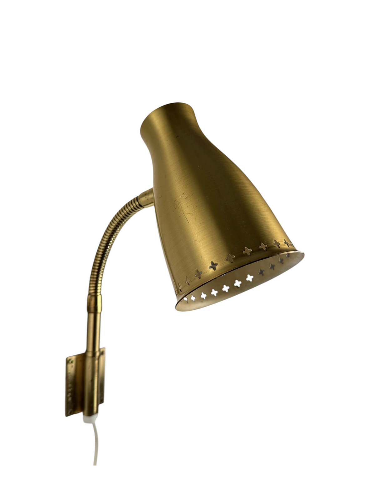 Modighus.se retro vägglampa i mässing från Falkenberg Belysning med böjbar arm och perforerad skärm från 1960-talet