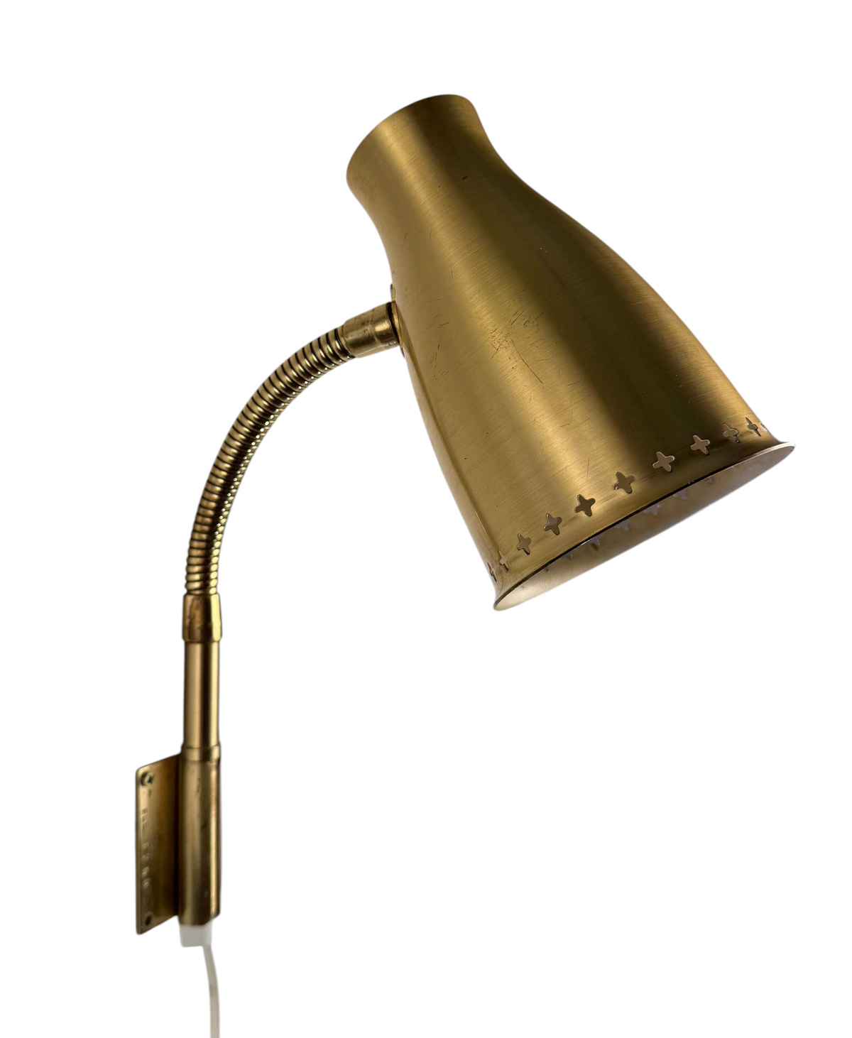 Modighus.se retro vägglampa i mässing från Falkenberg Belysning med böjbar arm och perforerad skärm från 1960-talet