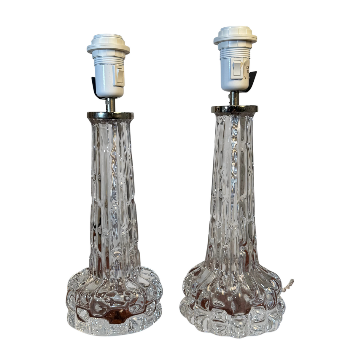 Par eleganta bordslampor i klarglas från Orrefors, designade av Carl Fagerlund för Modighus.se i fint vintageskick.
