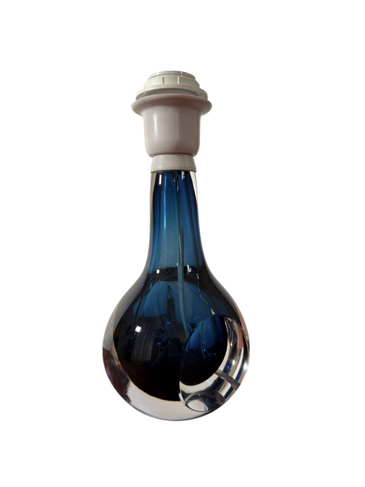 Modighus.se elegant bordslampa från Kosta i blått glas med rundad form, 1960-tals vintage design.