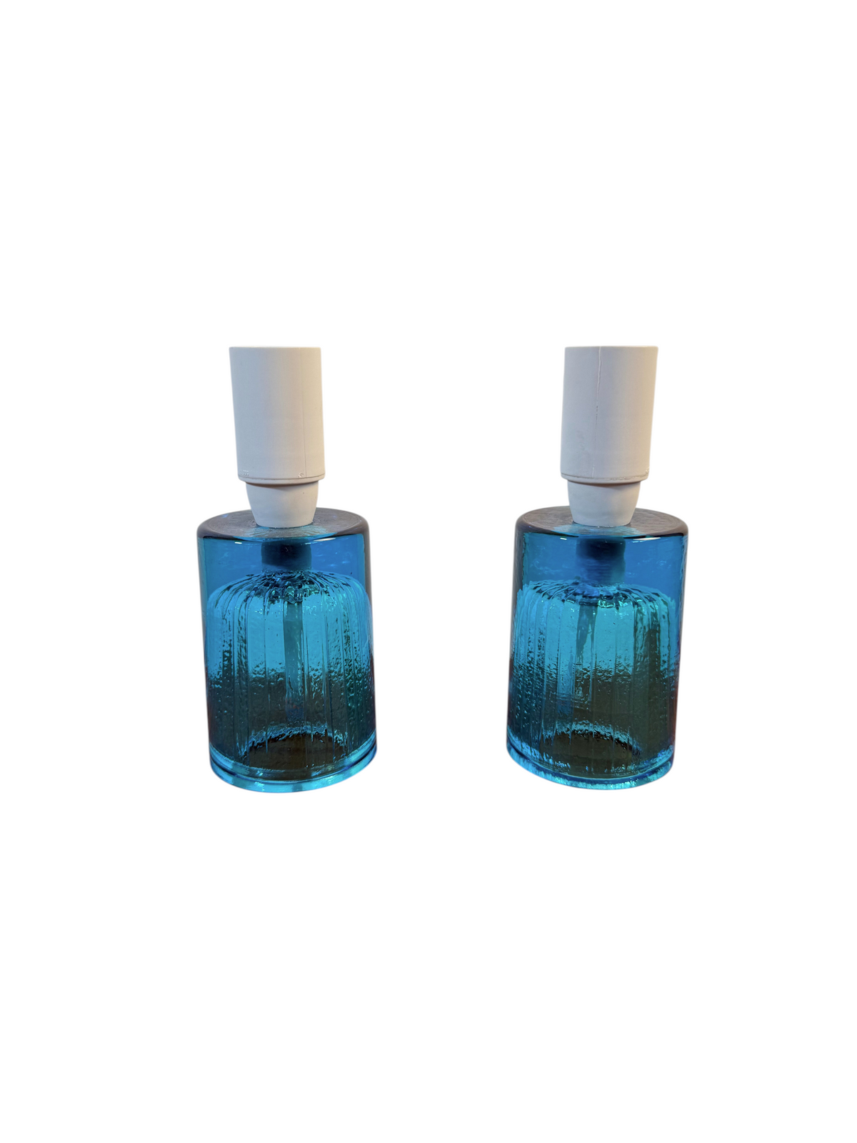 Ett par små vintage lampfötter i turkosblått glas från Modighus.se med räfflad design och ny el.