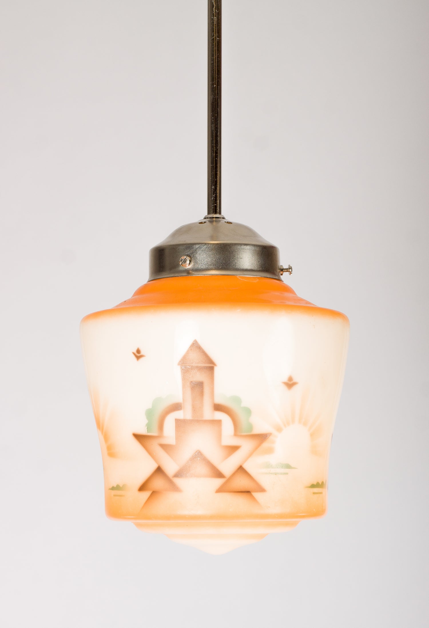 Rund lampkupa i 1970-talsfärger med mönste. Passar pendel i nickel, krom eller mässing
