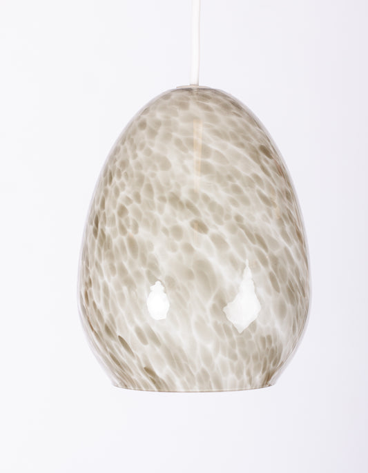 Charmig fönsterlampa formad som ett ägg i gråmelerat glas
