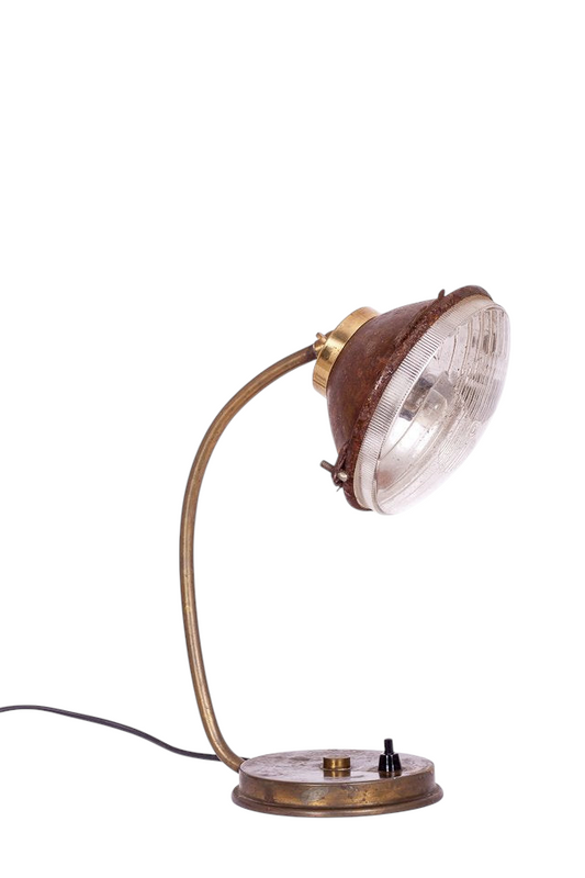 Vintage bordslampa med äldre billykta monterad på lampstomme i mässing, tidig 1900-talsstil