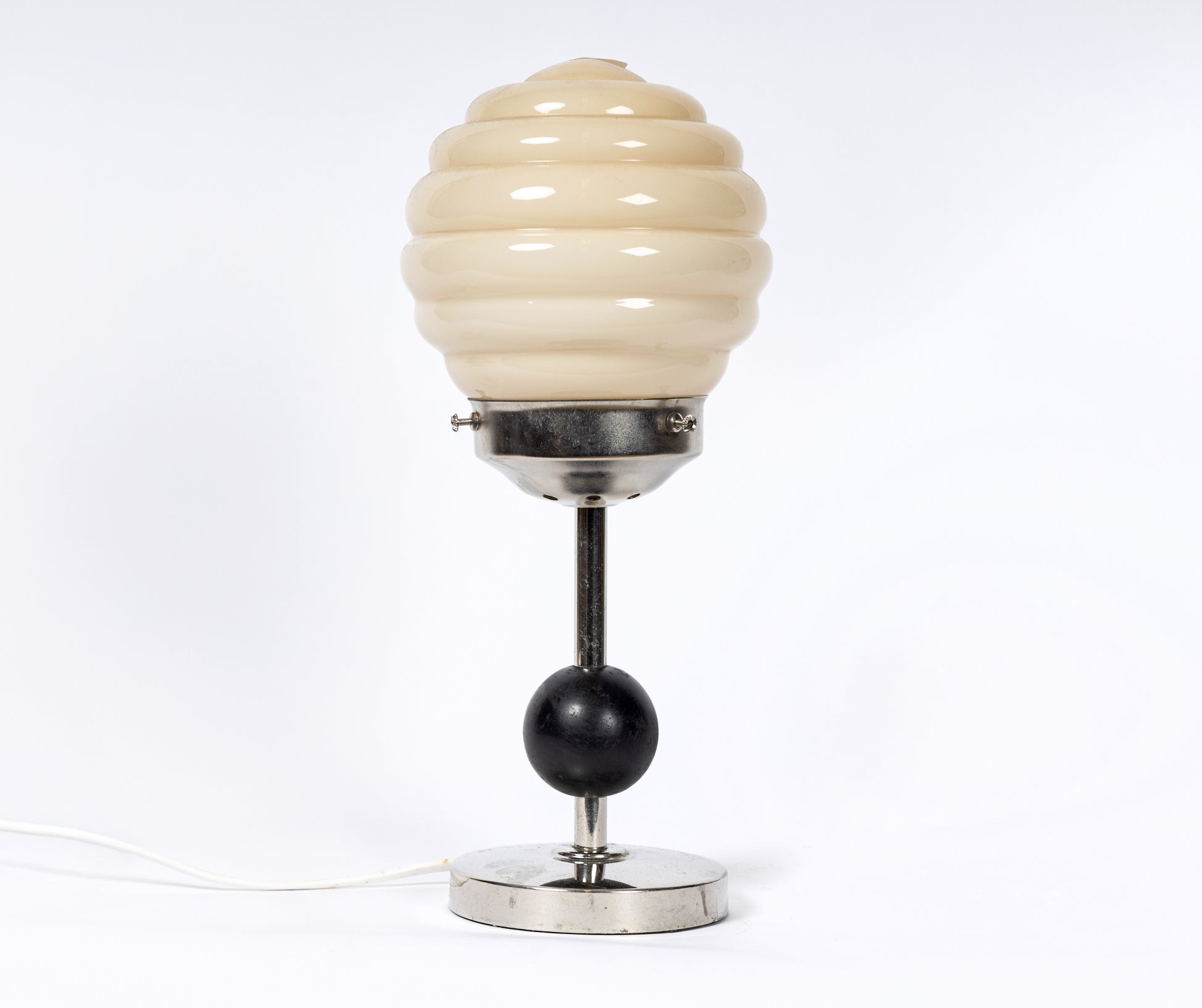 Art Deco bordslampa med fot och glob i krom, svart och guld, material metall, trä och glas, 1930-tal
