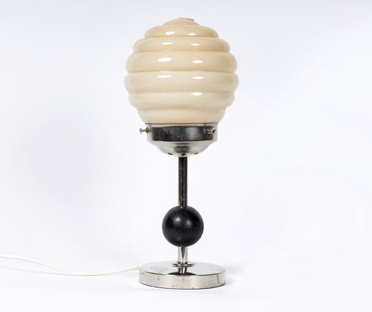 Art Deco bordslampa med fot och glob i krom, svart och guld, material metall, trä och glas, 1930-tal
