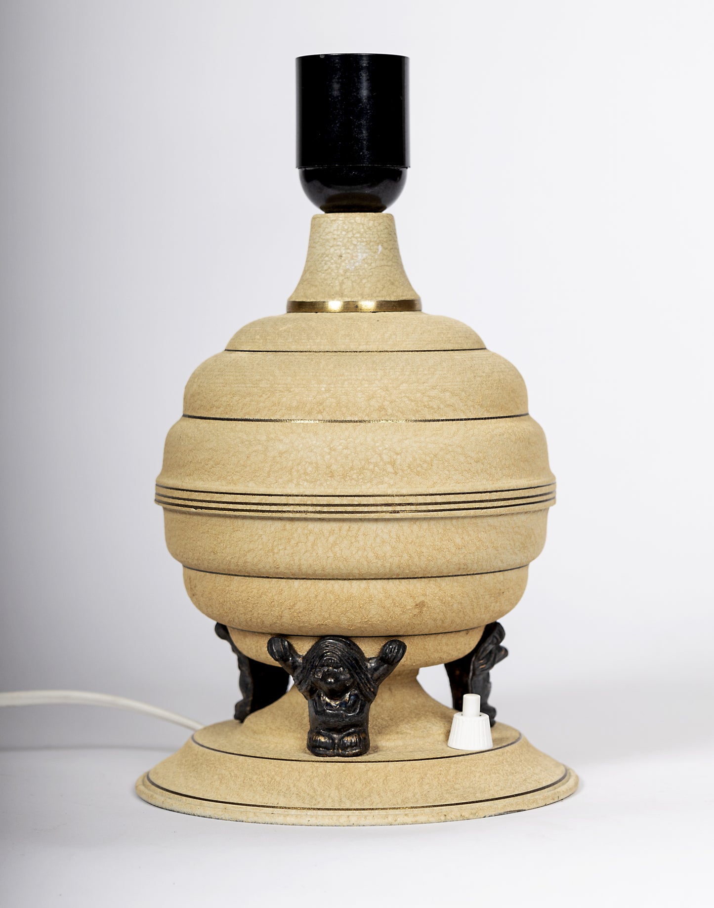 Unik art deco bordslampa i form av klot buret av tre troll, tidigt 1900-tal
