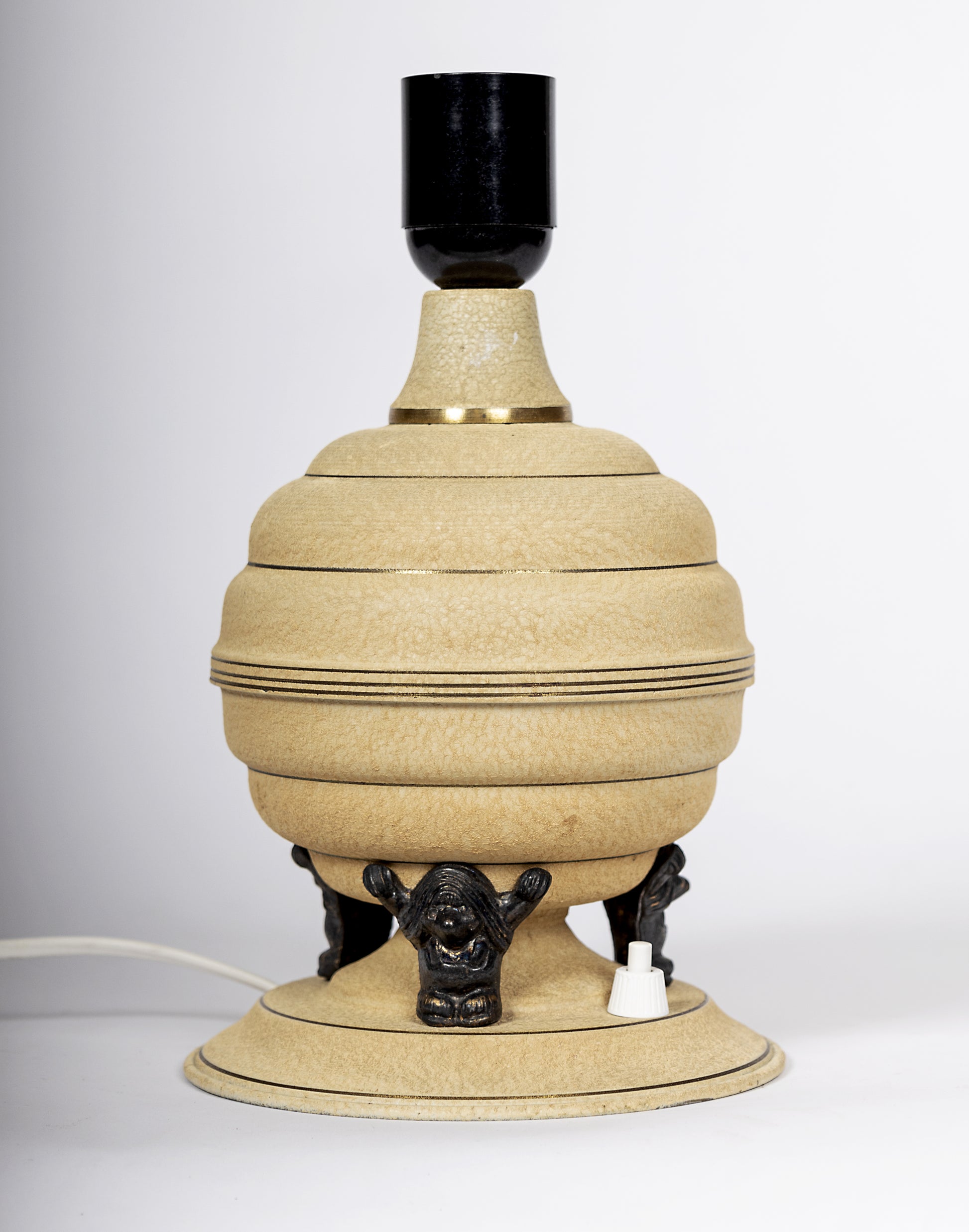 Unik art deco bordslampa i form av klot buret av tre troll, tidigt 1900-tal
