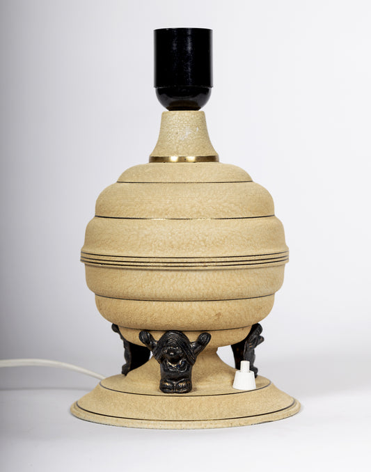 Unik art deco bordslampa i form av klot buret av tre troll, tidigt 1900-tal
