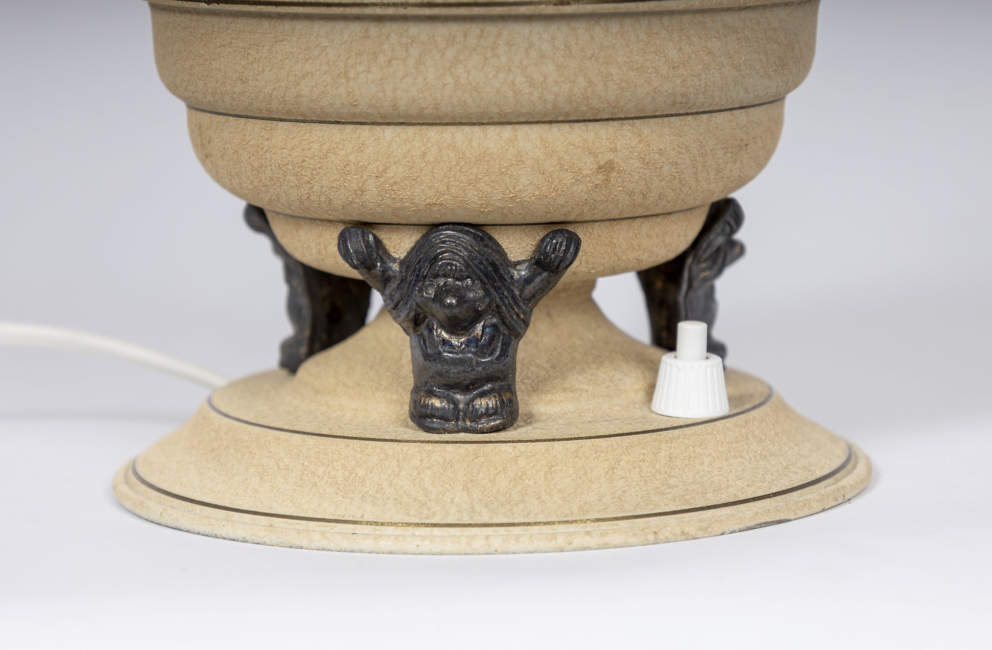 Unik art deco bordslampa i form av klot buret av tre troll, tidigt 1900-tal
