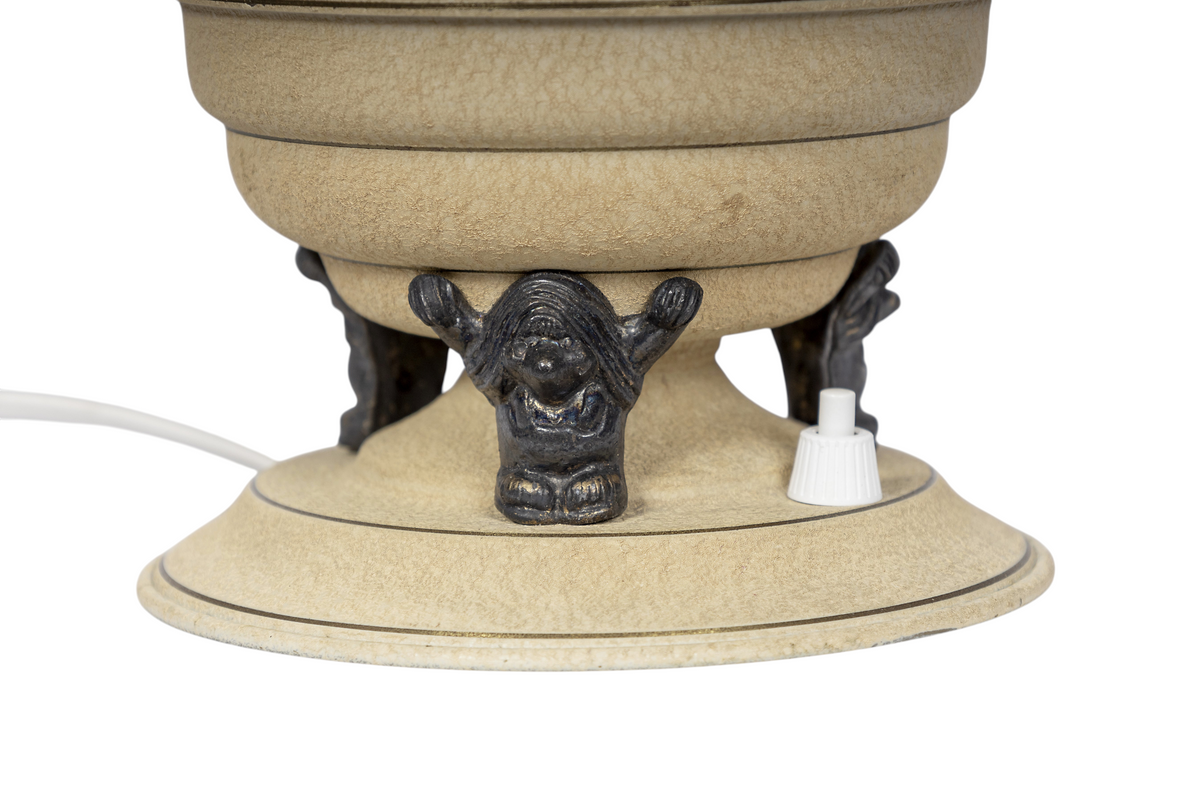 Unik art deco bordslampa i form av klot buret av tre troll, tidigt 1900-tal