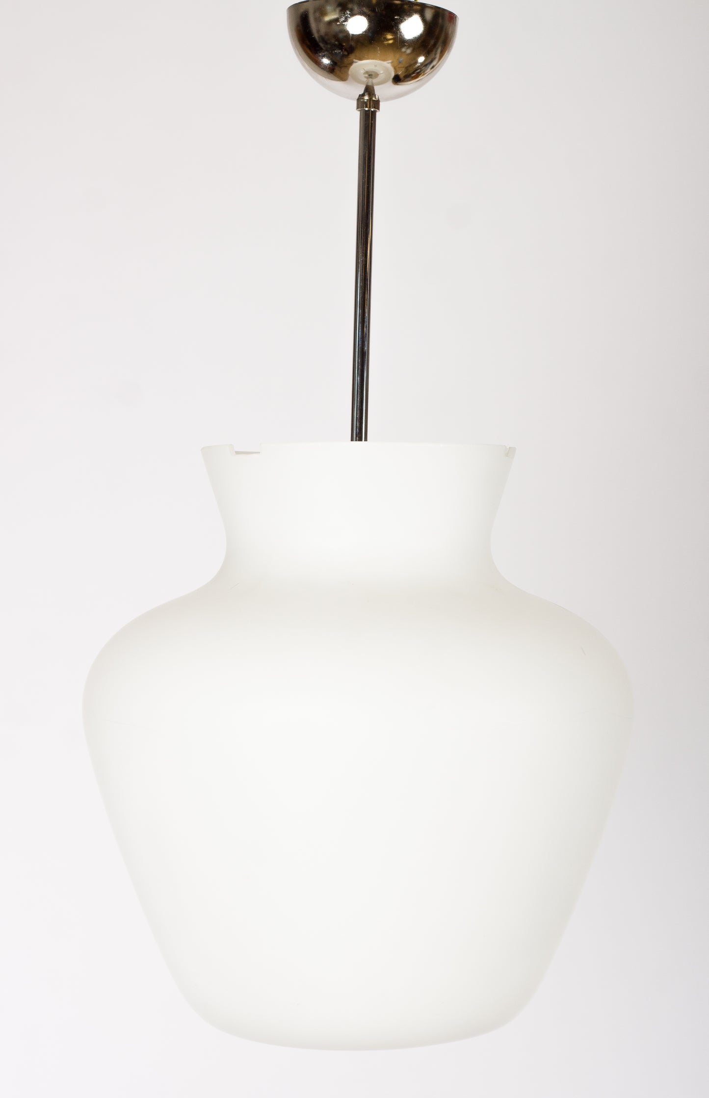 Stor industrilampa i frostat vitt glas tillskriven Gunnar Asplund för ASEA, ny pendel, 1940-tal

