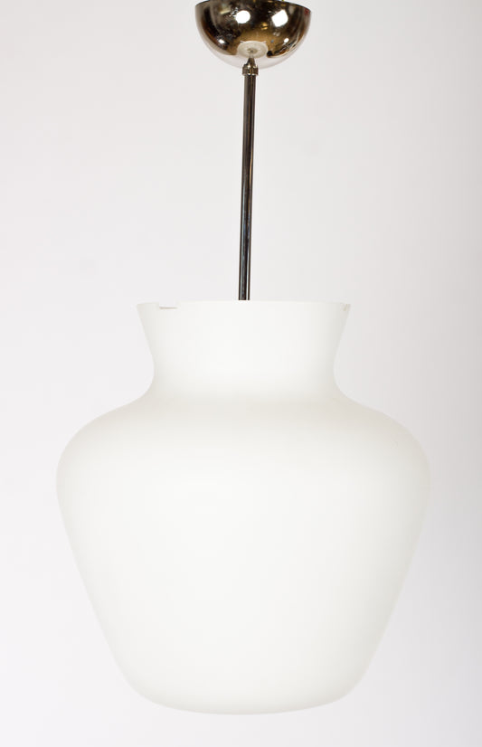 Stor industrilampa i frostat vitt glas tillskriven Gunnar Asplund för ASEA, ny pendel, 1940-tal
