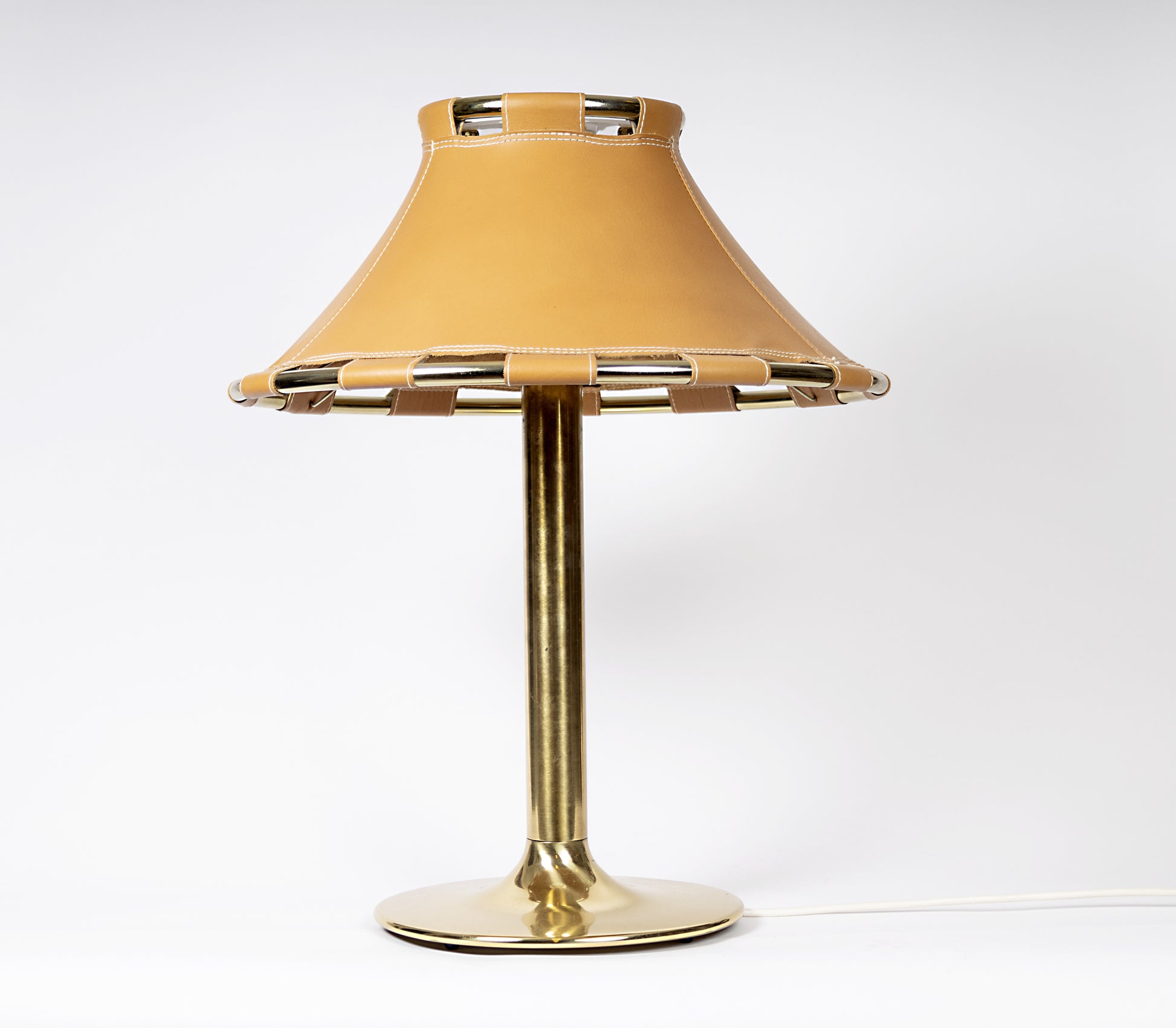Lampfot i mässing med skärm i ljust brunt skinn, modell Anna av Anna Ehrner för Atelje Lyktan Åhus, 1970-tal
