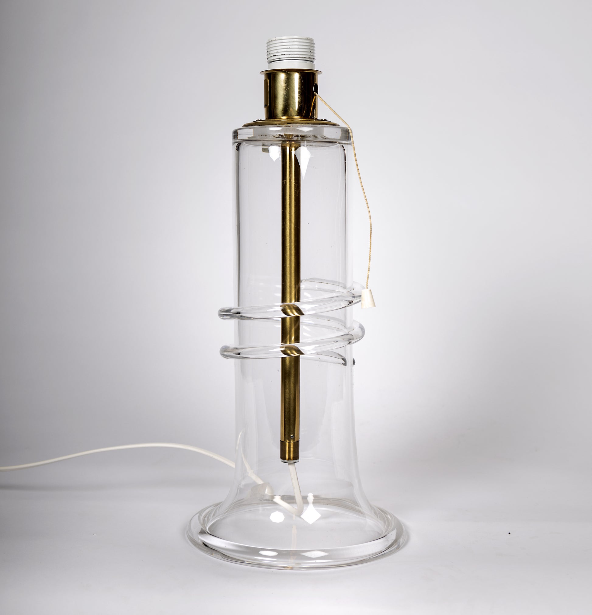Stor elegant bordslampa i klart glas. Från Atelje Lyktan Åhus med design av Hannelore Dreutler
