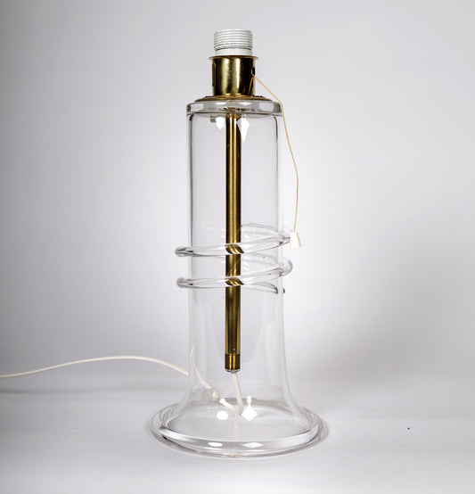Stor elegant bordslampa i klart glas. Från Atelje Lyktan Åhus med design av Hannelore Dreutler
