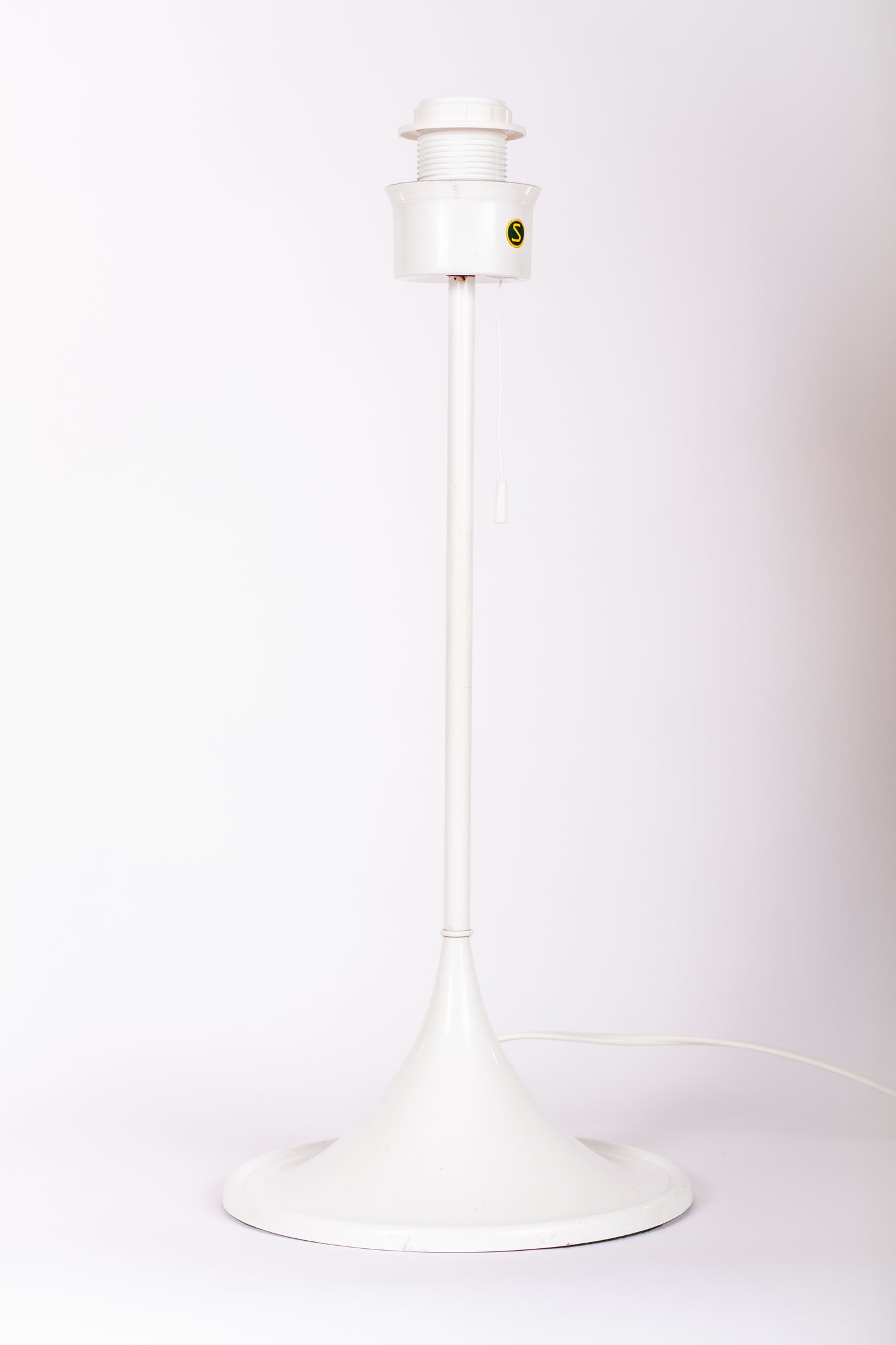 Retro lampfot i vitlackerad plåt, modell B-024 från Bergboms, 1960-tal
