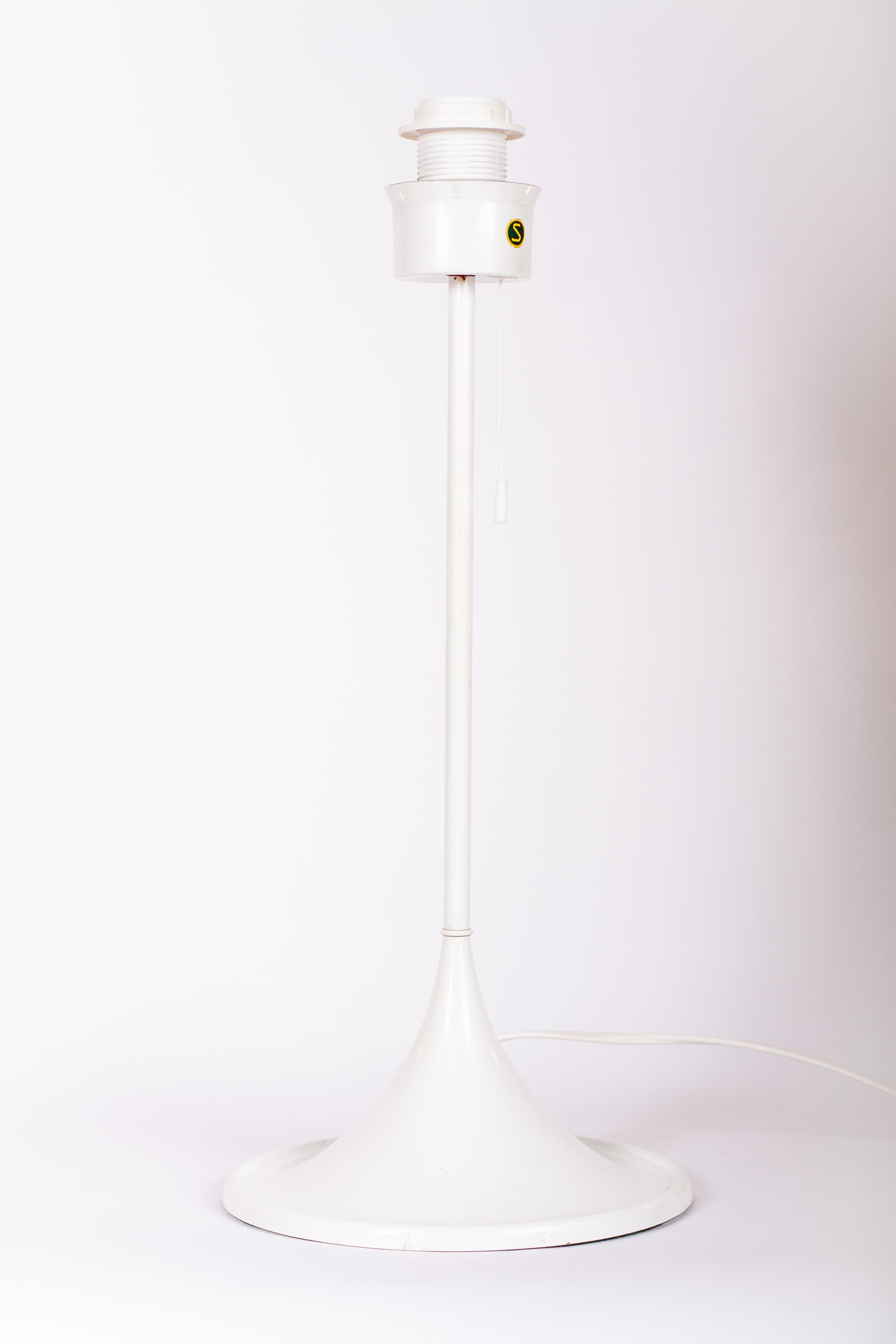 Retro lampfot i vitlackerad plåt, modell B-024 från Bergboms, 1960-tal
