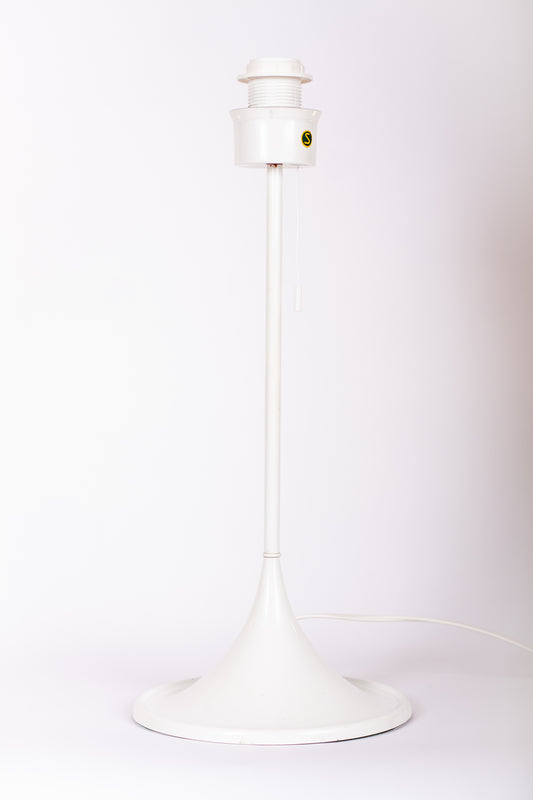 Retro lampfot i vitlackerad plåt, modell B-024 från Bergboms, 1960-tal

