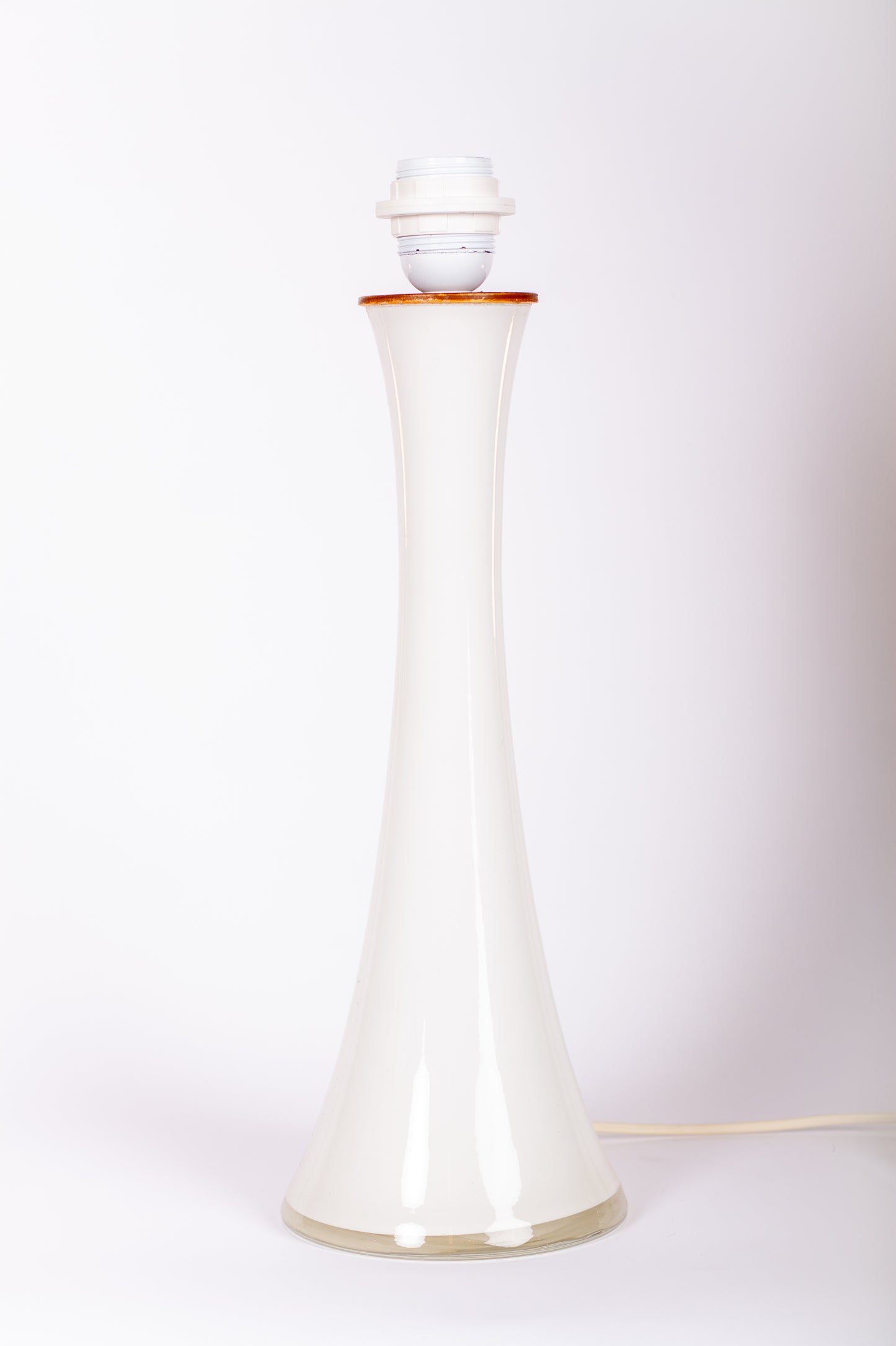 Ståtlig lampfot i vitt glas med överdel i teak från Bergboms, 1960-tal
