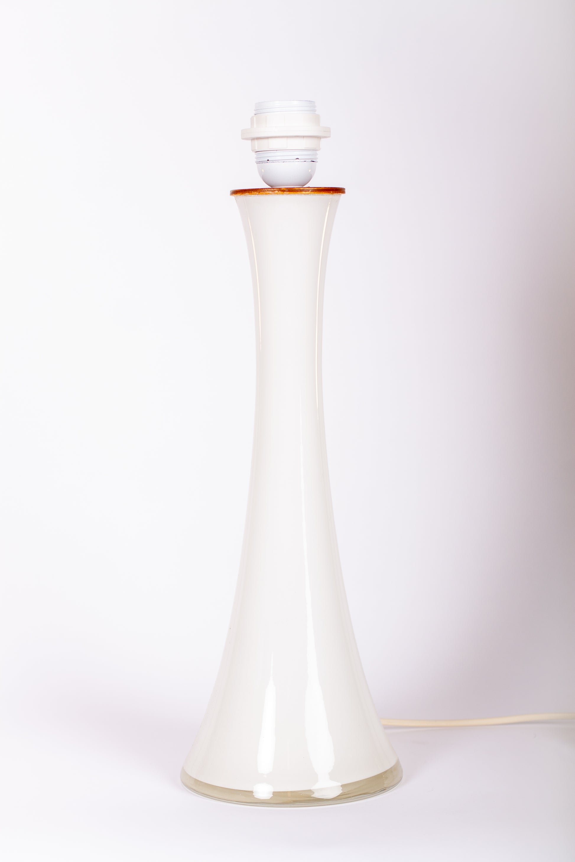 Ståtlig lampfot i vitt glas med överdel i teak från Bergboms, 1960-tal
