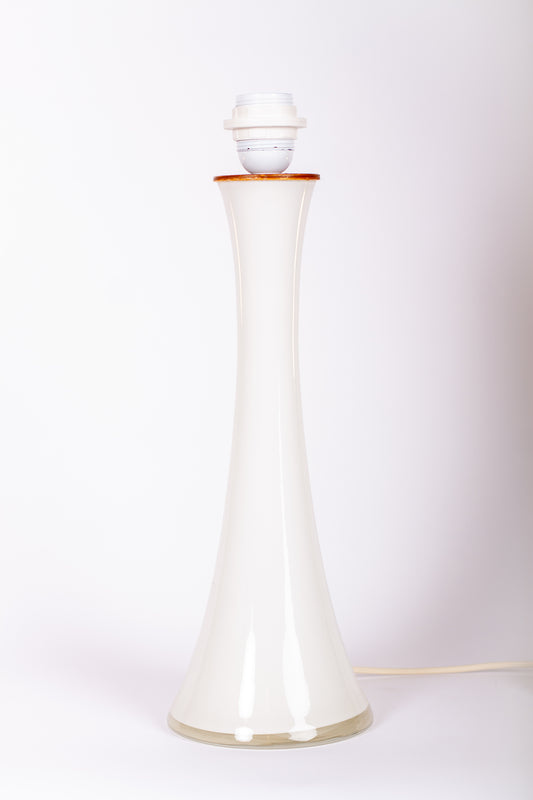 Ståtlig lampfot i vitt glas med överdel i teak från Bergboms, 1960-tal
