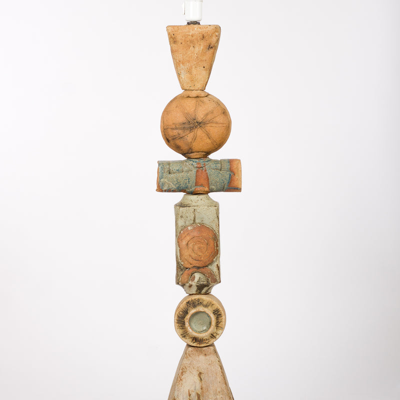 Skulptural golvlampa i keramik inspirerad av indianernas totempole, design Bernard Rooke England, 1960–1970-tal
