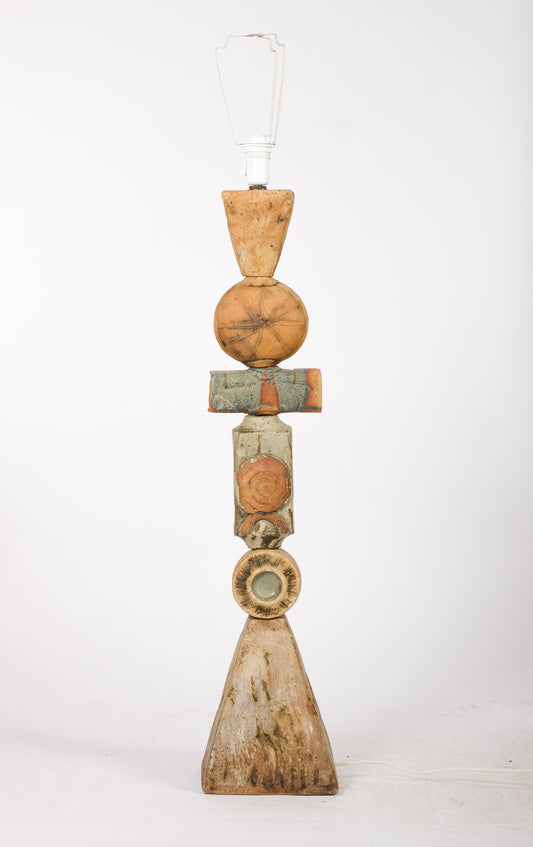 Skulptural golvlampa i keramik inspirerad av indianernas totempole, design Bernard Rooke England, 1960–1970-tal
