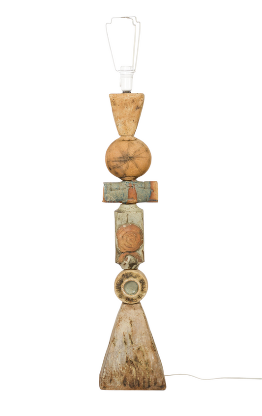 Skulptural golvlampa i keramik inspirerad av indianernas totempole, design Bernard Rooke England, 1960–1970-tal