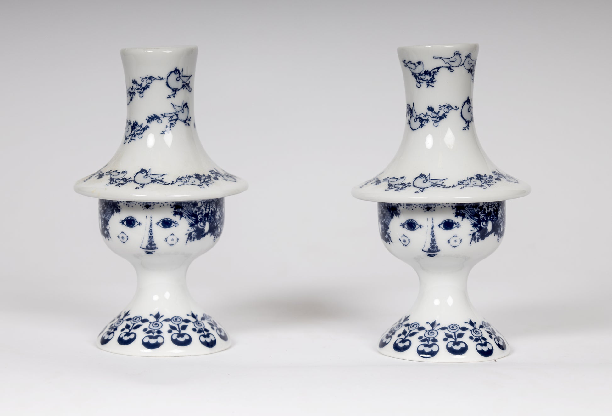 Par ljusstakar i vitmålat porslin, modell Rosalinde. Björn Wiinblad, dansk design
