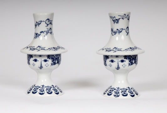 Par ljusstakar i vitmålat porslin, modell Rosalinde. Björn Wiinblad, dansk design
