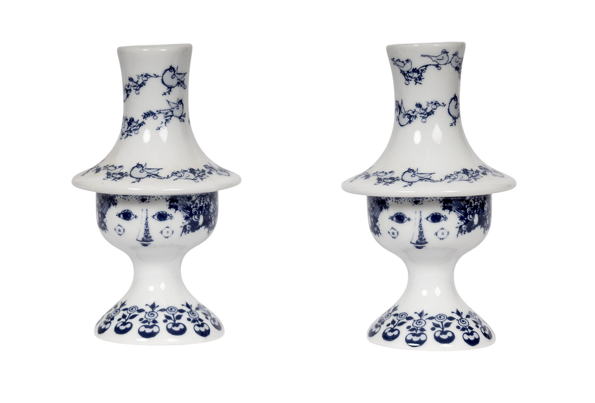 Par ljusstakar i vitmålat porslin, modell Rosalinde. Björn Wiinblad, dansk design
