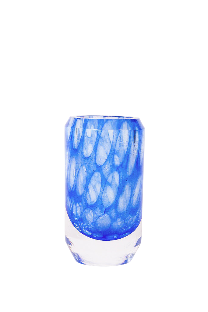 Blå vas i glas med dekorativt mönster
