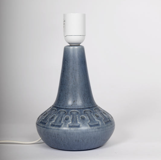 Blå bordslampa i keramik med vackert reliefmönster
