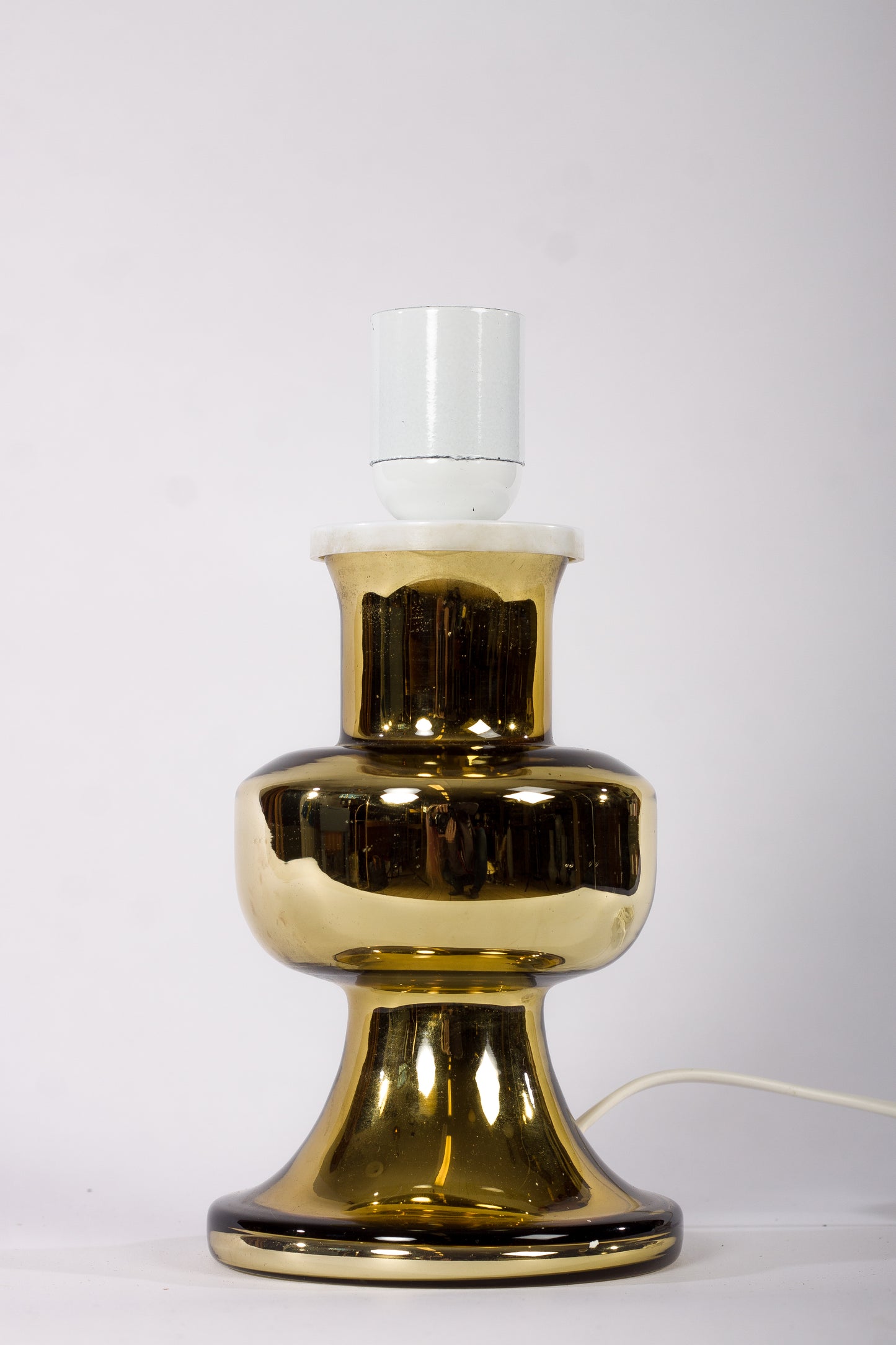 Liten bordslampa i guldtonat glas

